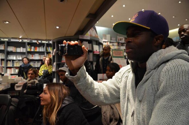 Tonton Marcel, intervieweur de rappeur et les fans de Gang Story © Geneviève Delalot Tonton Marcel, intervieweur de rappeur et les fans de Gang Story © Geneviève Delalot